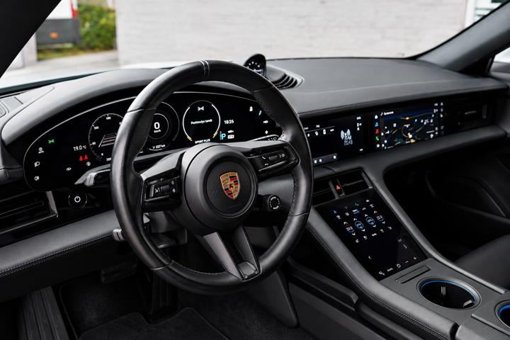 Hvid Porsche Taycan 4 fra 2023