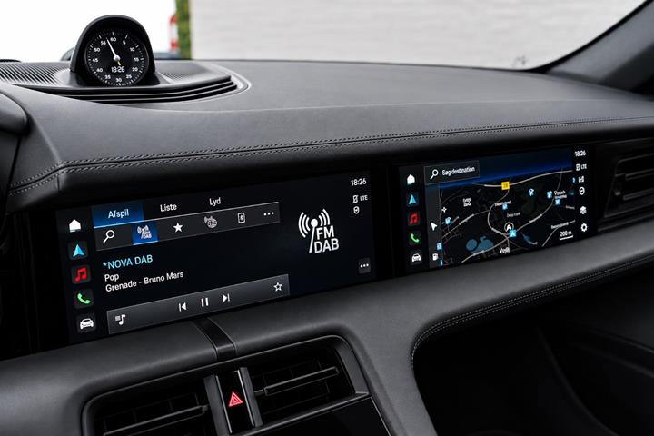 Hvid Porsche Taycan 4 fra 2023