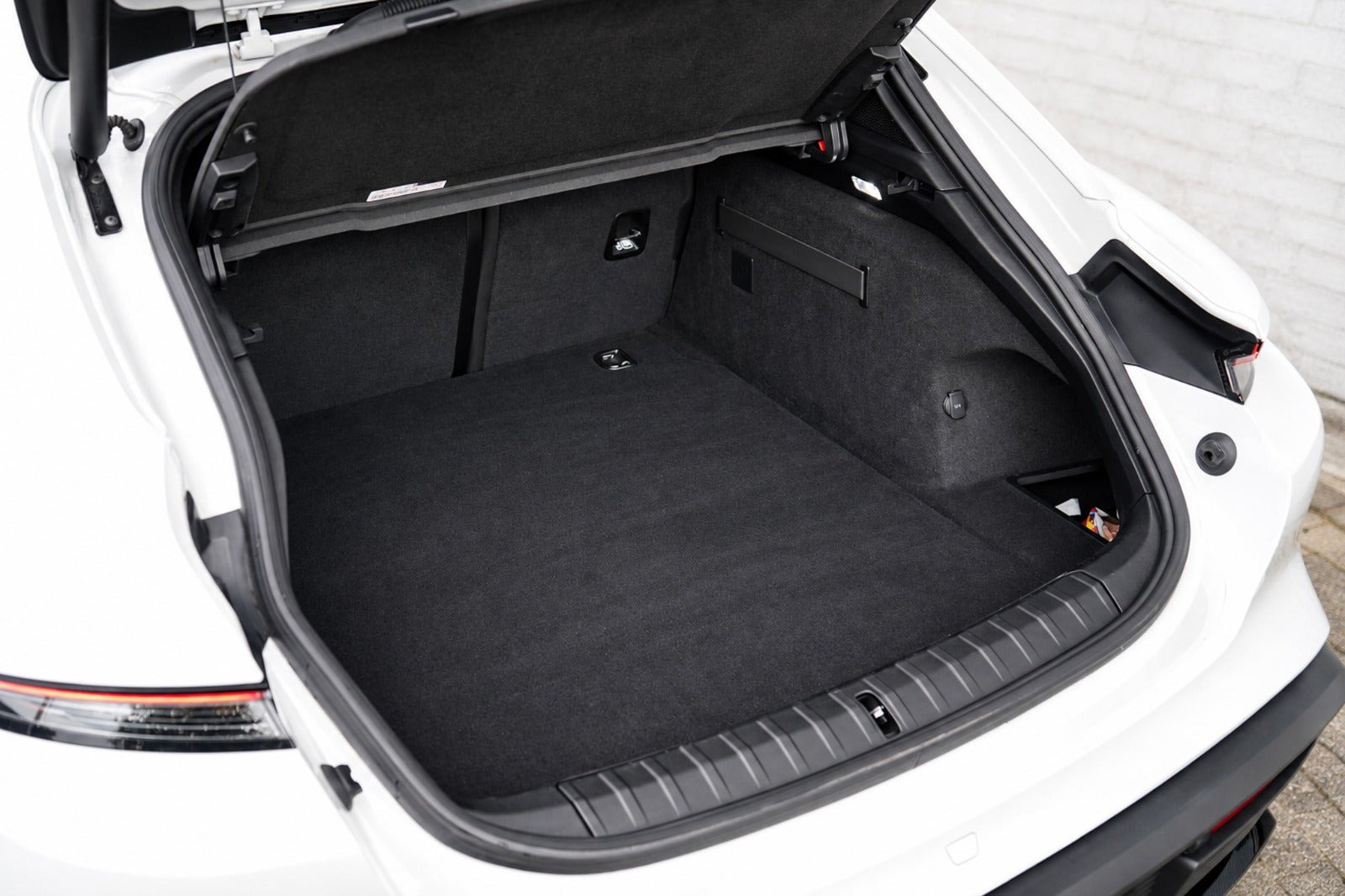 Hvid Porsche Taycan 4 fra 2023