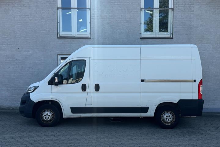 Rød Peugeot Boxer 330 fra 2020