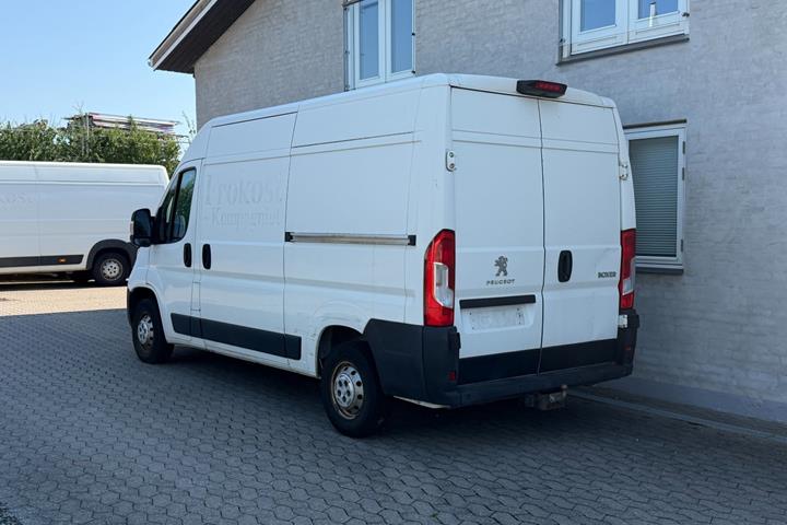 Rød Peugeot Boxer 330 fra 2020