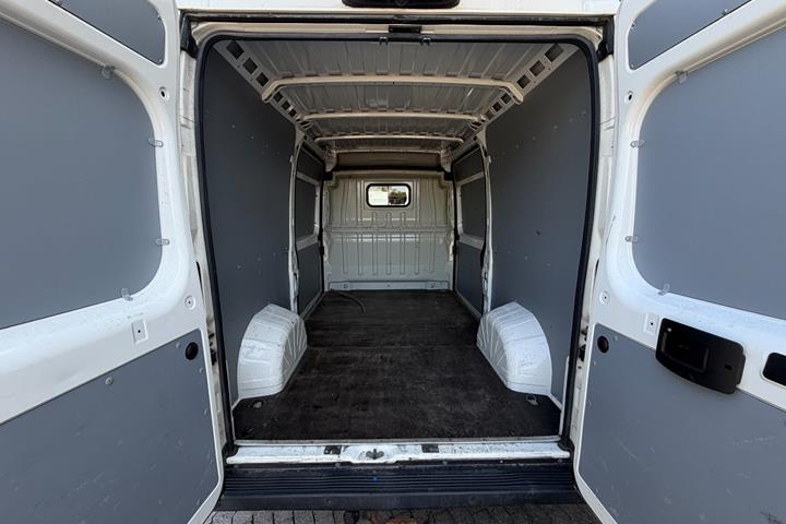 Rød Peugeot Boxer 330 fra 2020