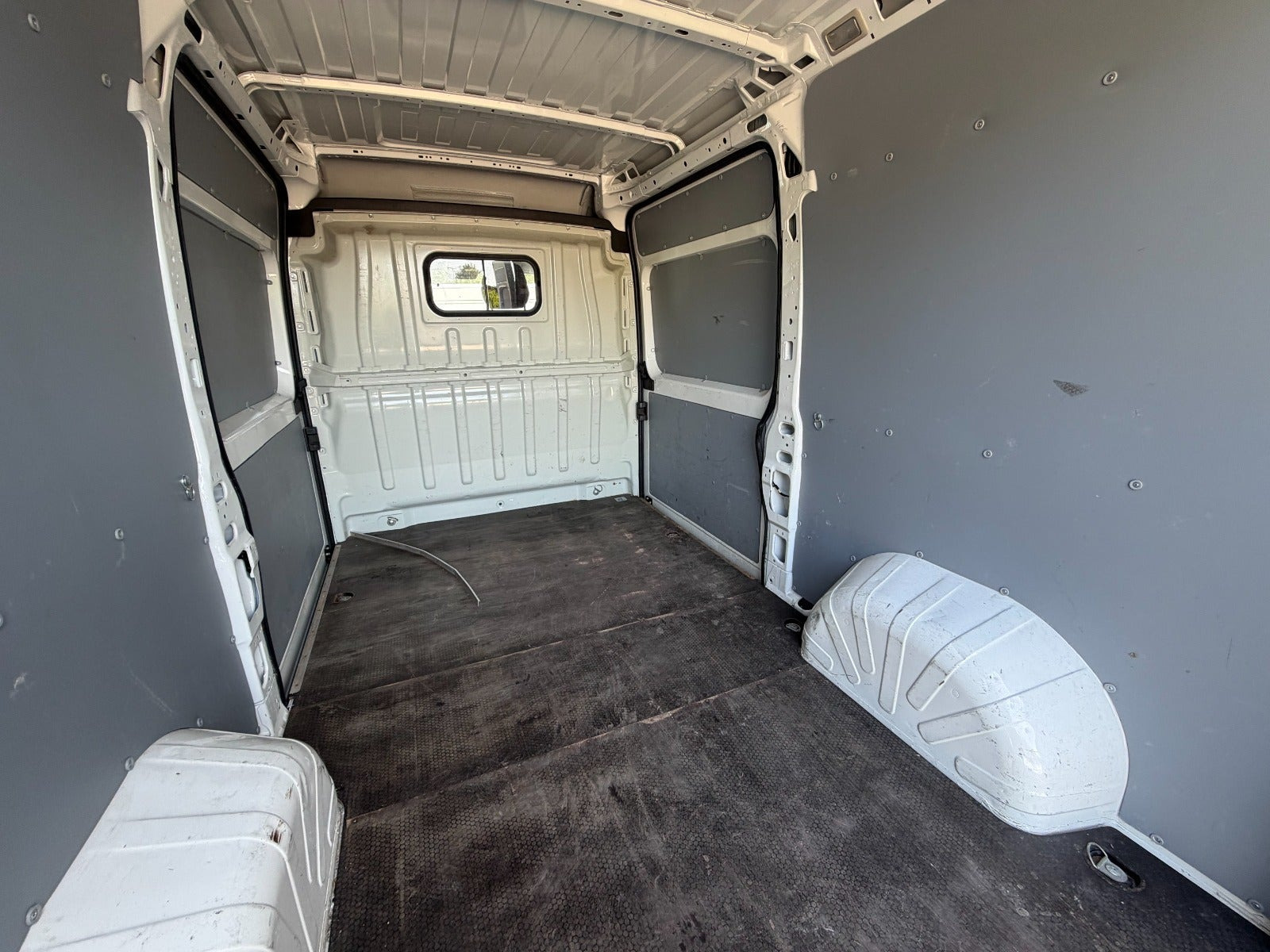 Rød Peugeot Boxer 330 fra 2020