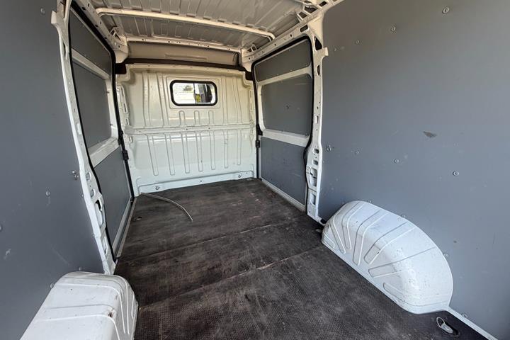 Rød Peugeot Boxer 330 fra 2020