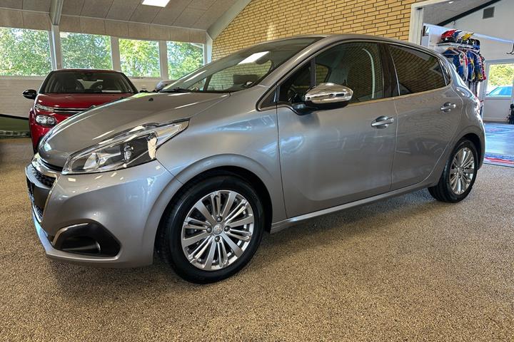 Grå Peugeot 208 fra 2019