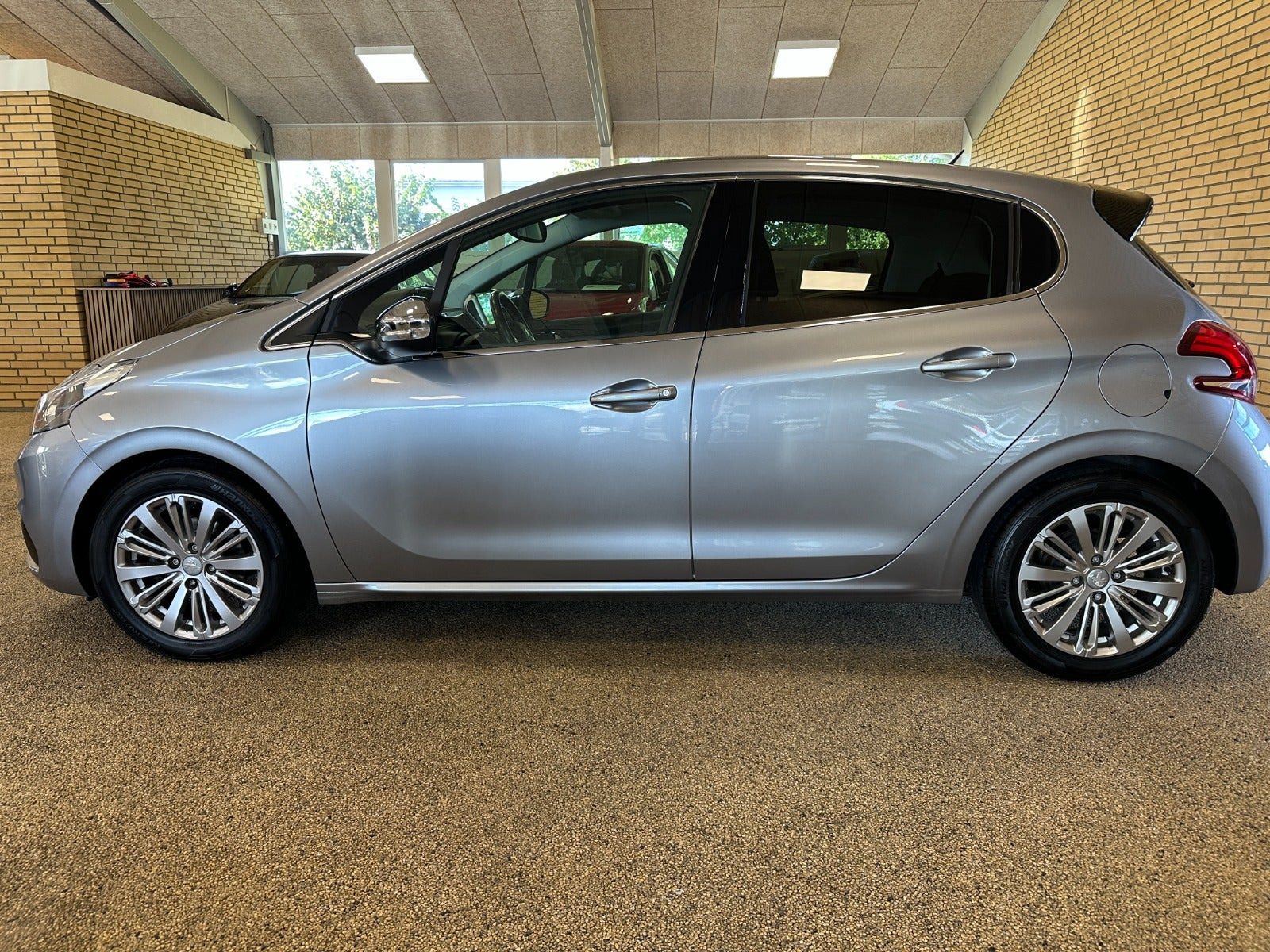 Grå Peugeot 208 fra 2019