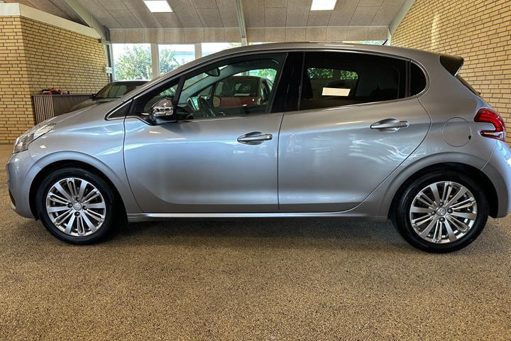 Grå Peugeot 208 fra 2019