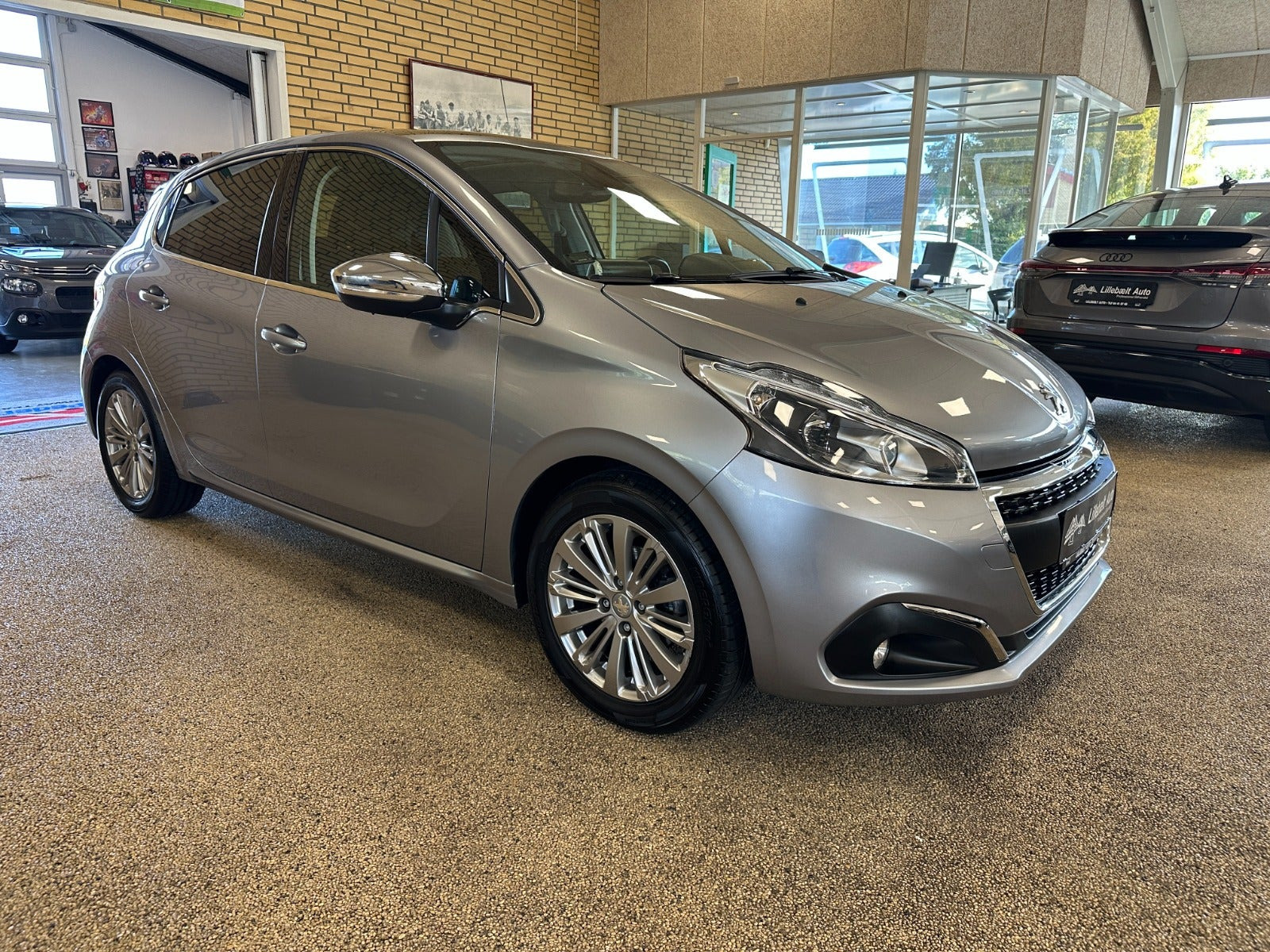 Grå Peugeot 208 fra 2019