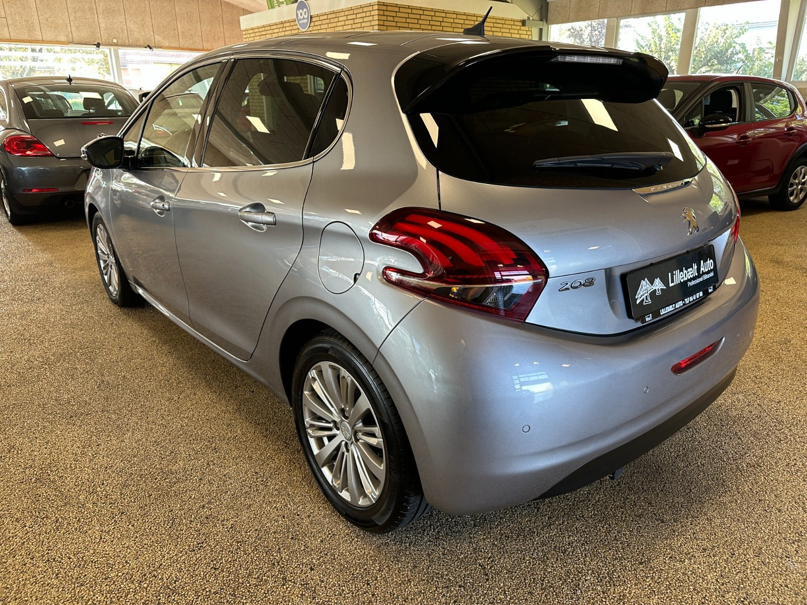 Grå Peugeot 208 fra 2019