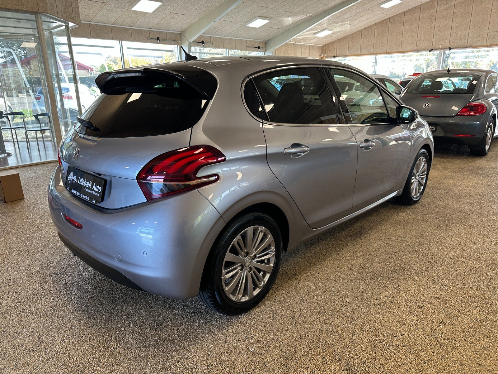 Grå Peugeot 208 fra 2019