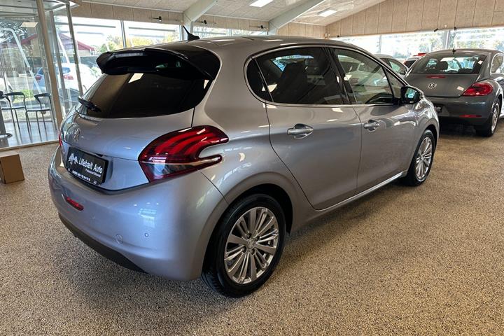 Grå Peugeot 208 fra 2019
