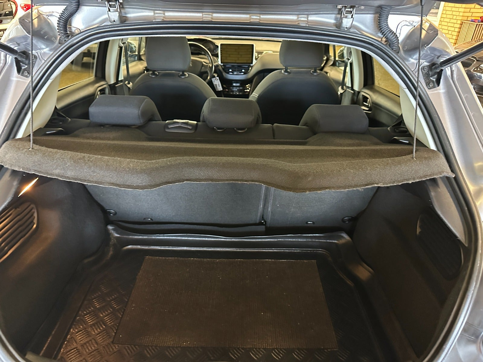 Grå Peugeot 208 fra 2019