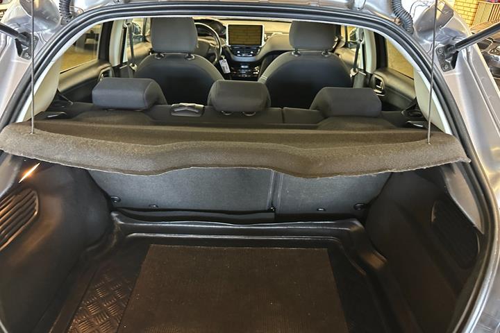 Grå Peugeot 208 fra 2019