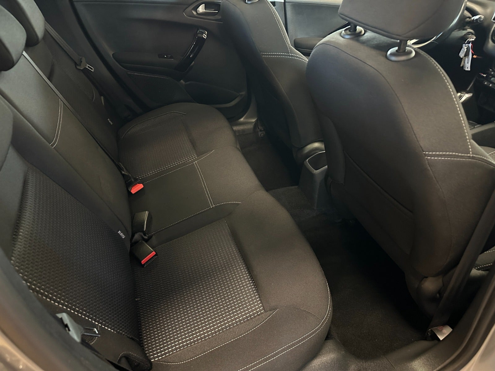 Grå Peugeot 208 fra 2019