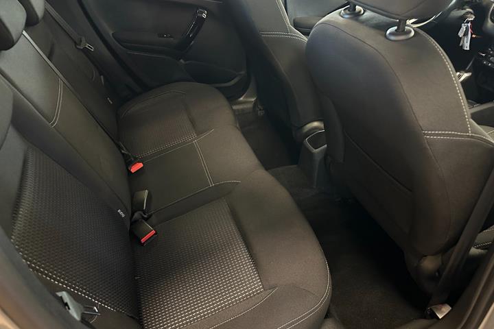 Grå Peugeot 208 fra 2019
