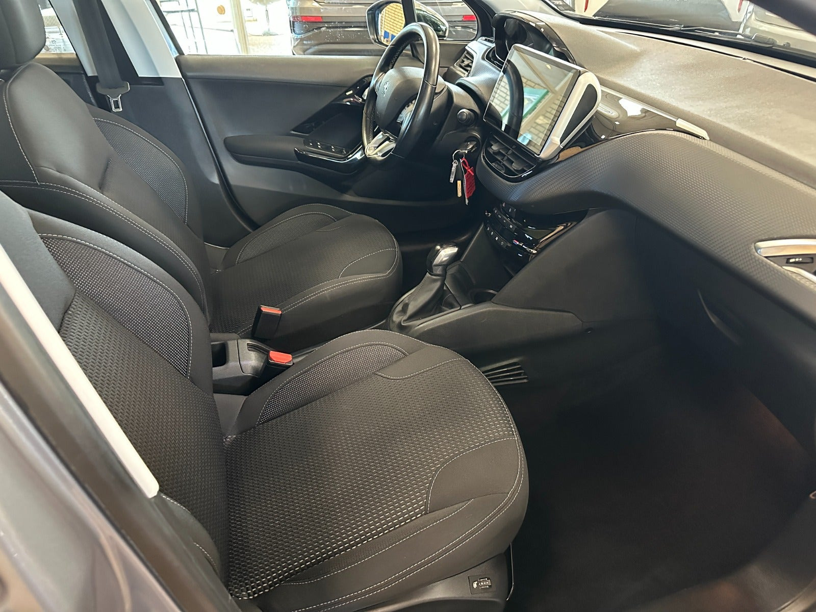 Grå Peugeot 208 fra 2019