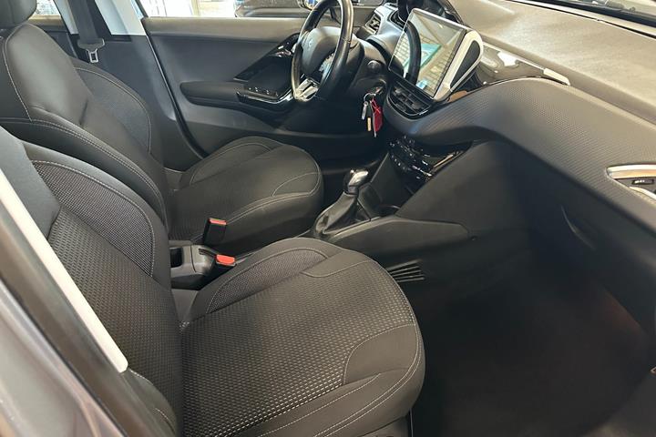 Grå Peugeot 208 fra 2019