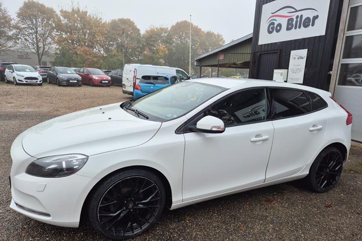 Grøn Volvo V40 fra 2017