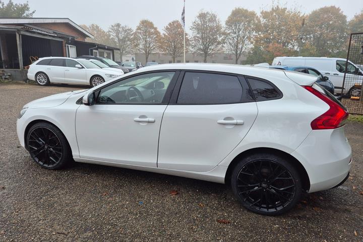 Grøn Volvo V40 fra 2017