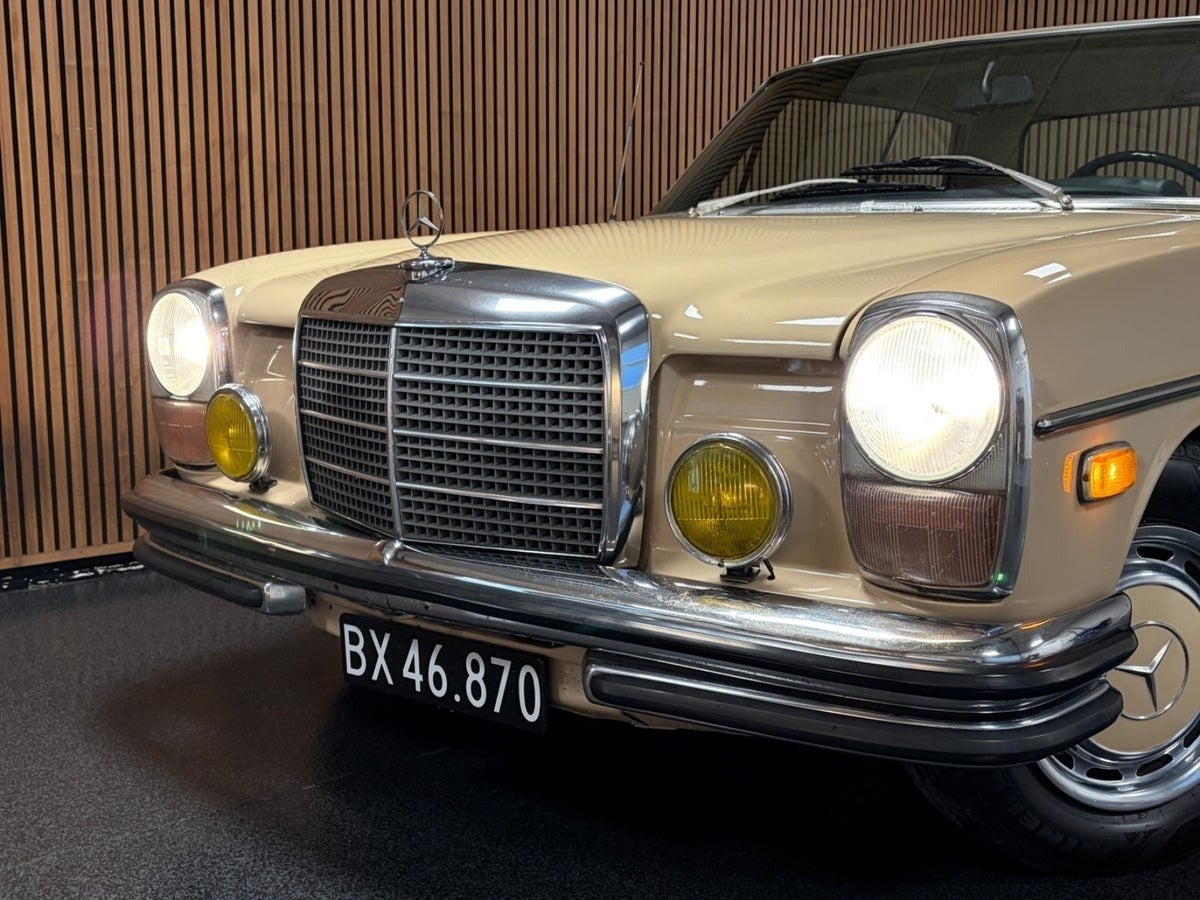 Brun Mercedes 250 CE fra 1971