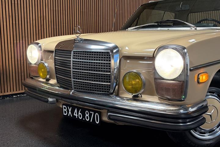 Brun Mercedes 250 CE fra 1971