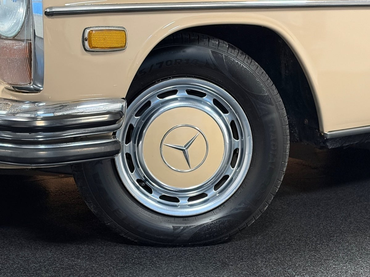 Brun Mercedes 250 CE fra 1971
