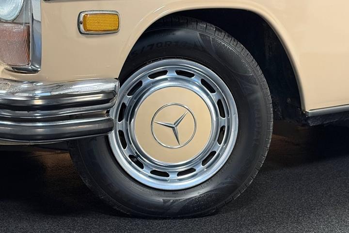 Brun Mercedes 250 CE fra 1971
