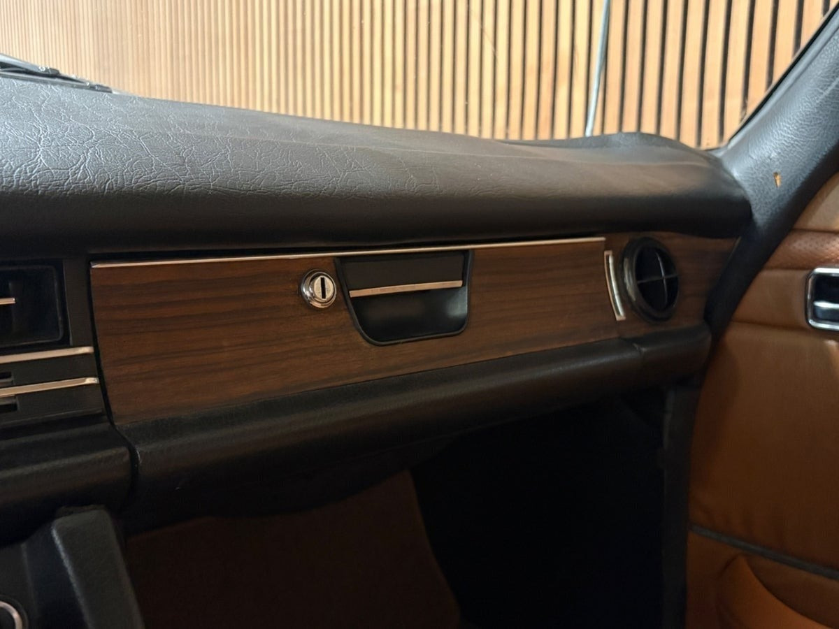 Brun Mercedes 250 CE fra 1971