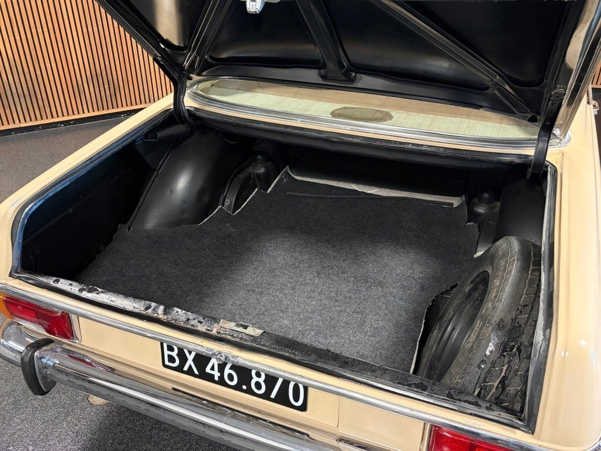 Brun Mercedes 250 CE fra 1971