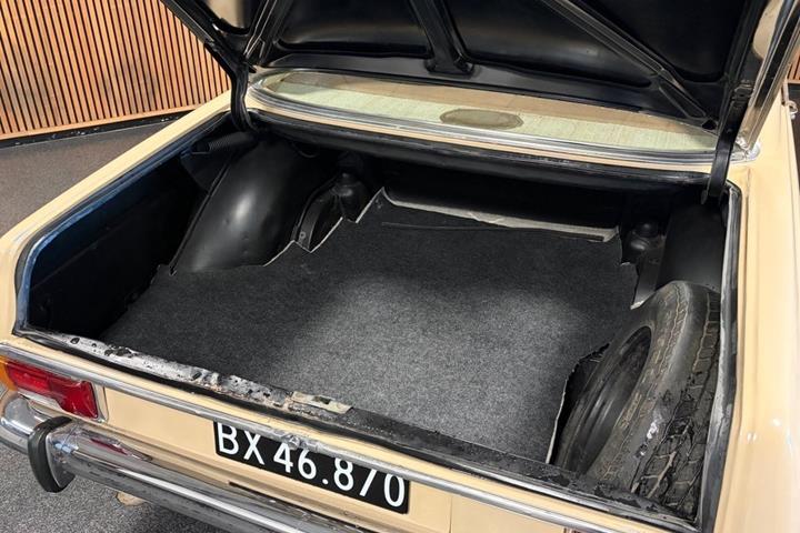 Brun Mercedes 250 CE fra 1971