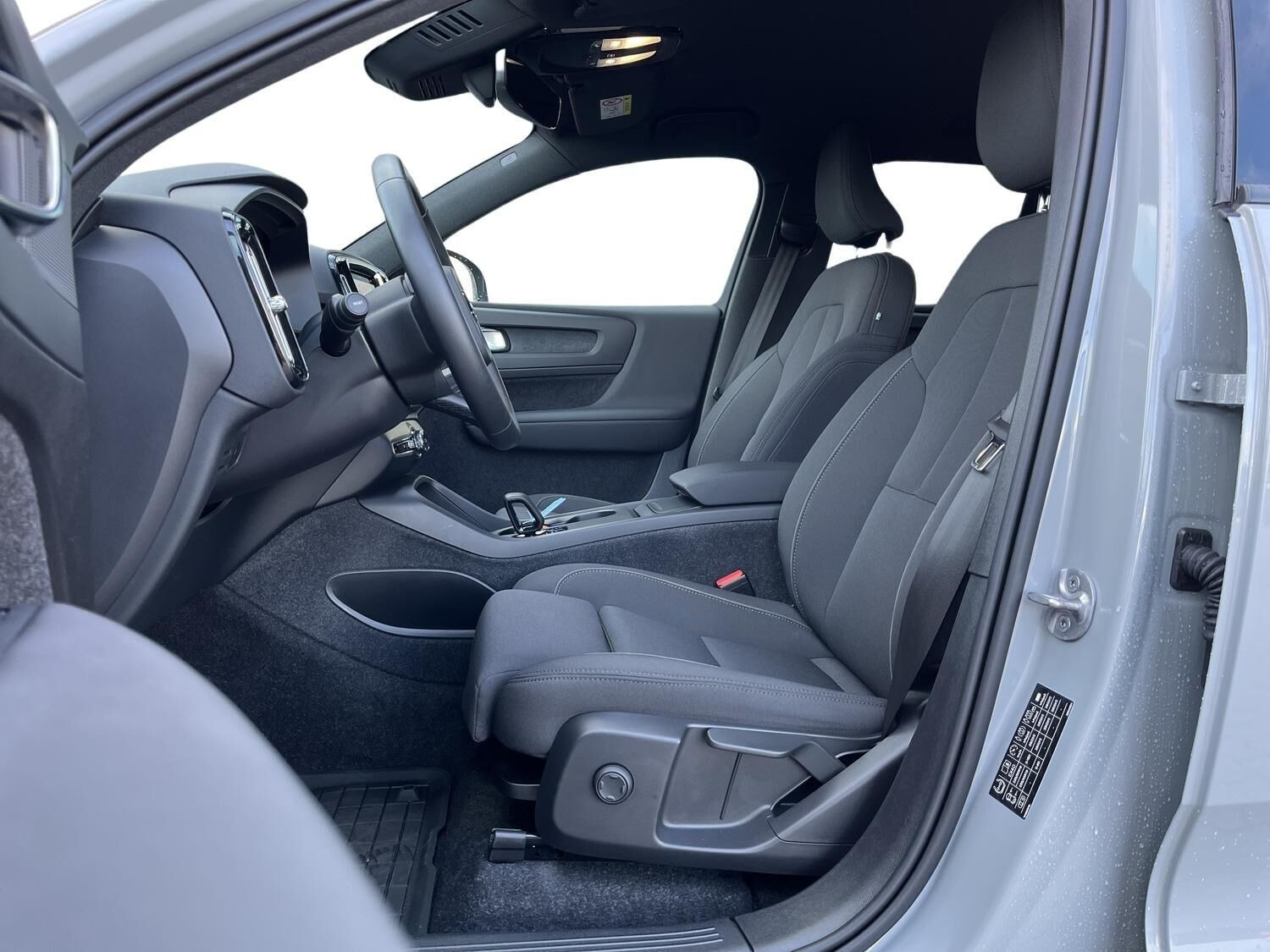 Grå Volvo EX40 fra 2025