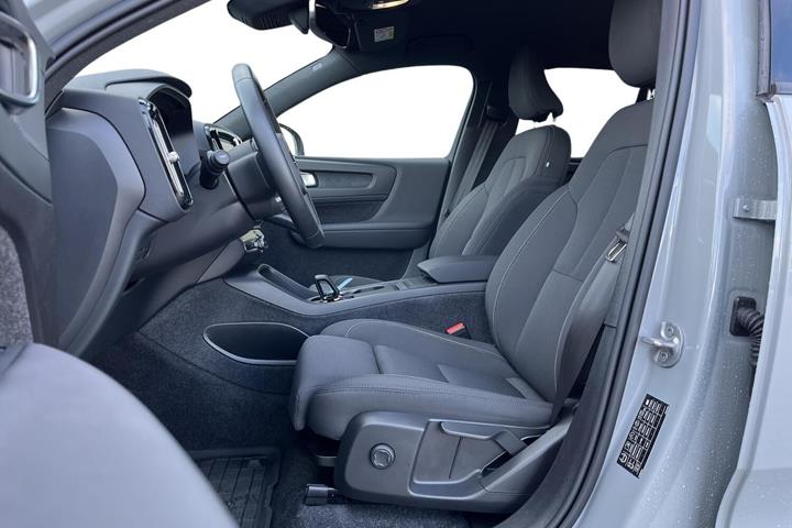 Grå Volvo EX40 fra 2025