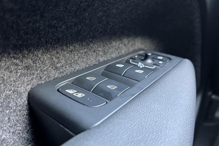 Grå Volvo EX40 fra 2025