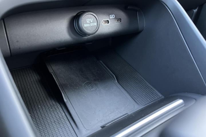 Grå Volvo EX40 fra 2025