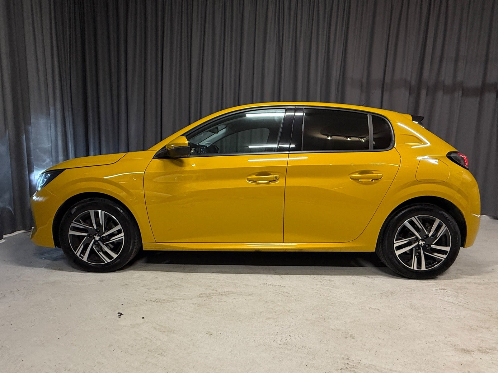 Gul Peugeot 208 fra 2021