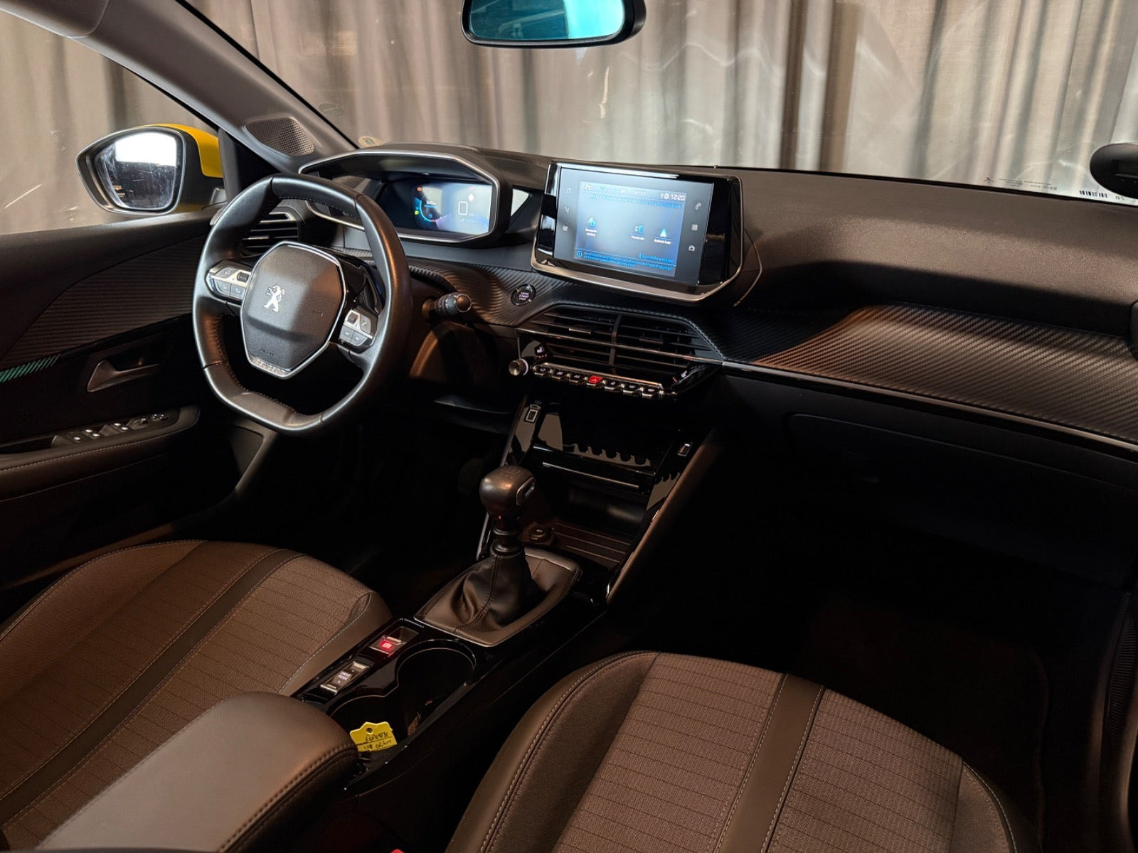 Gul Peugeot 208 fra 2021