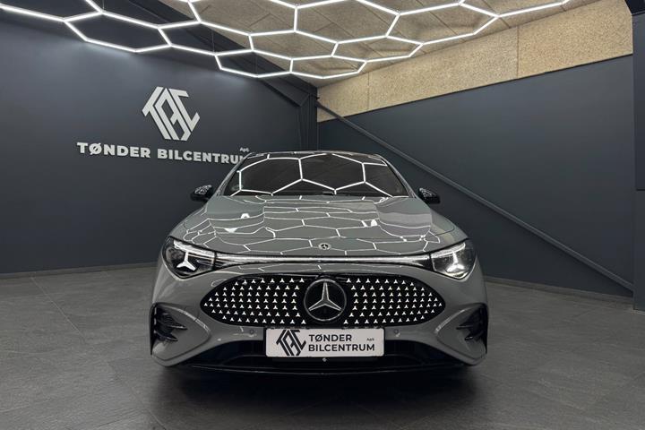 Grå Mercedes CLA250+ fra 2025