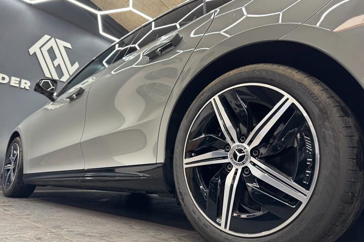 Grå Mercedes CLA250+ fra 2025