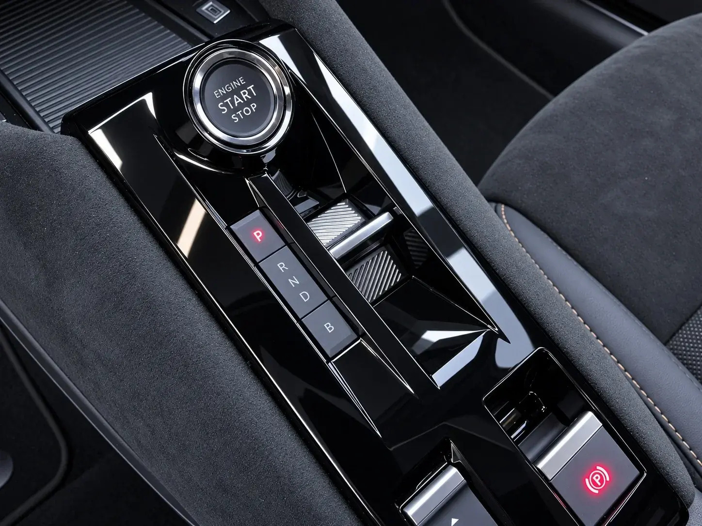 Sort Alfa Romeo Junior fra 2025