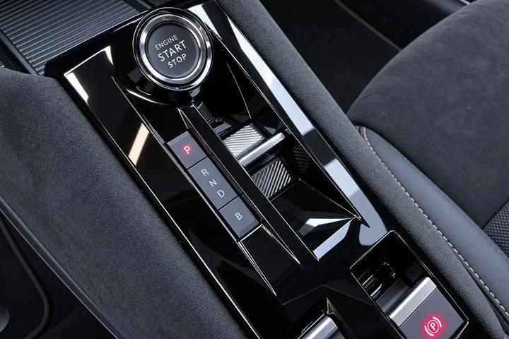 Sort Alfa Romeo Junior fra 2025