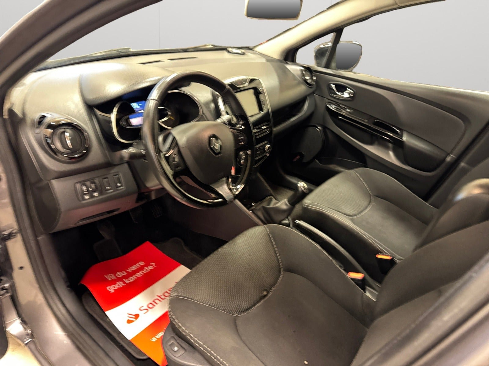 Grå Renault Clio IV fra 2014