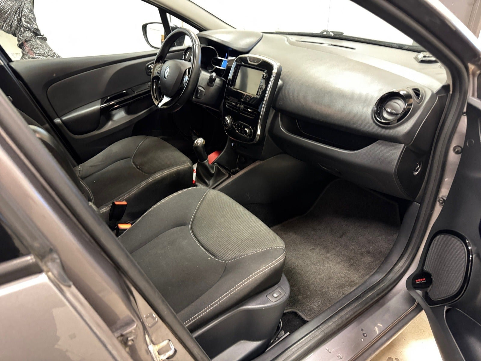 Grå Renault Clio IV fra 2014