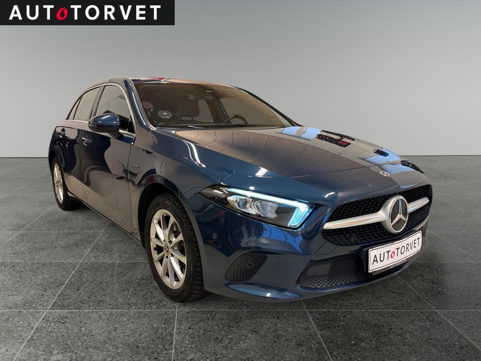 Blå Mercedes A250 e fra 2020