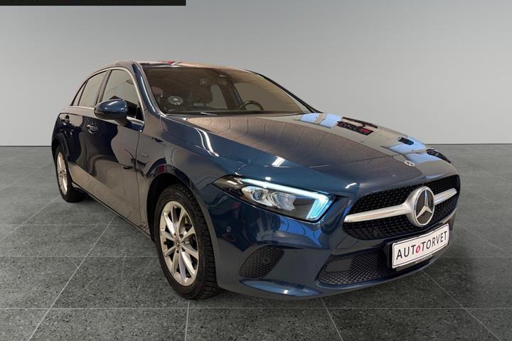 Blå Mercedes A250 e fra 2020