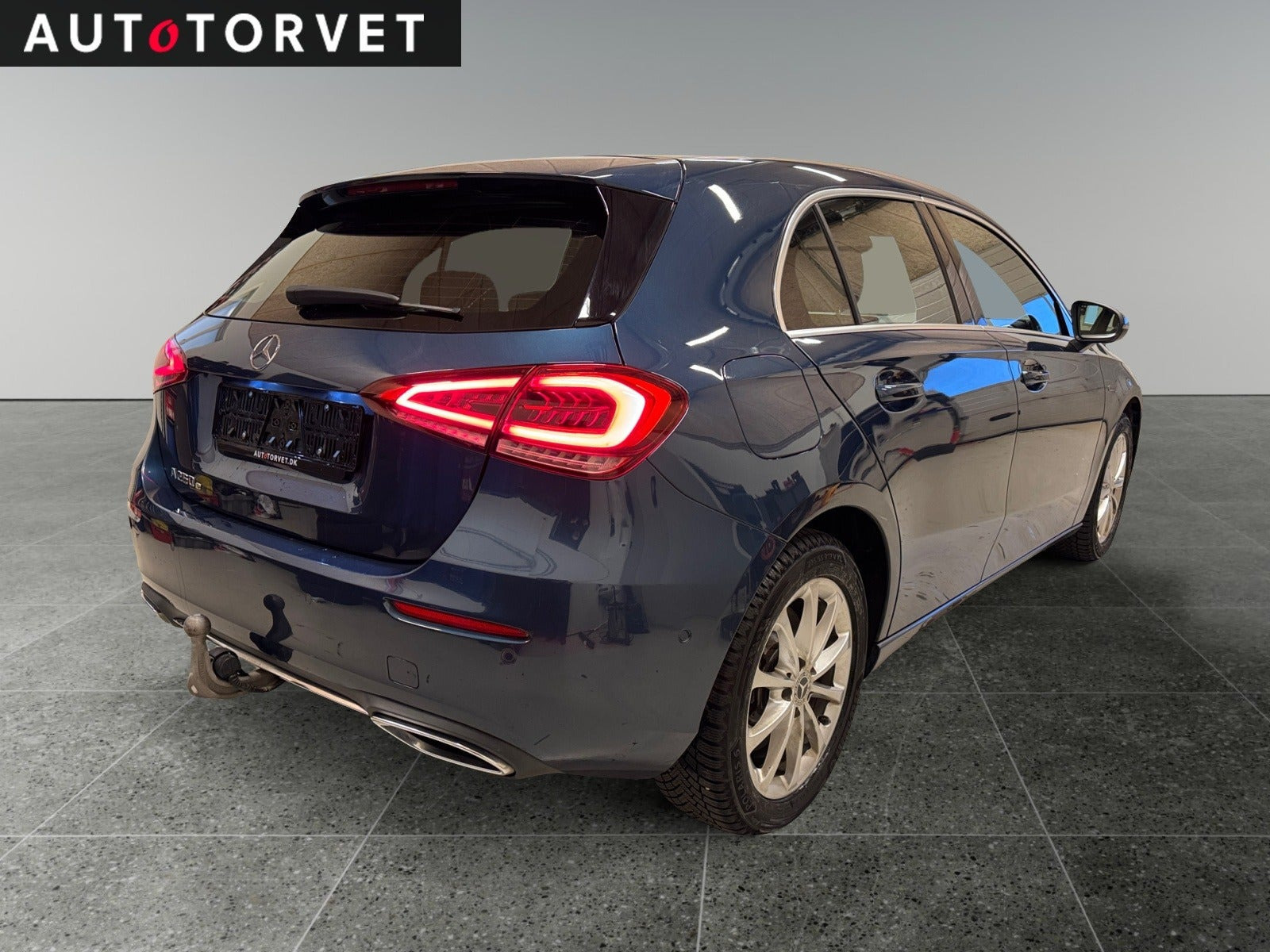 Blå Mercedes A250 e fra 2020