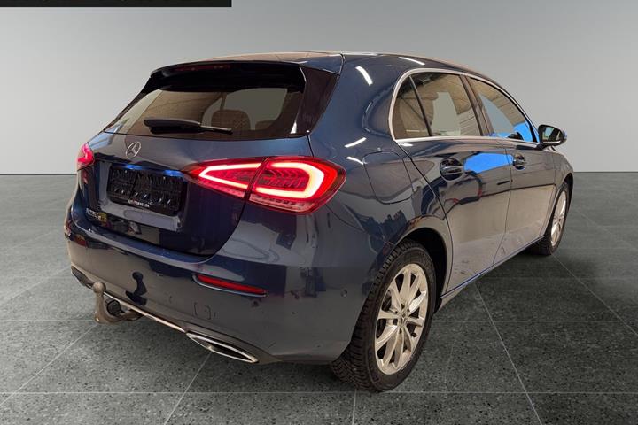 Blå Mercedes A250 e fra 2020
