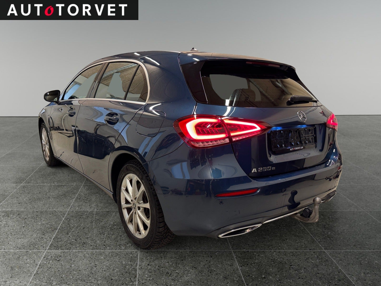 Blå Mercedes A250 e fra 2020