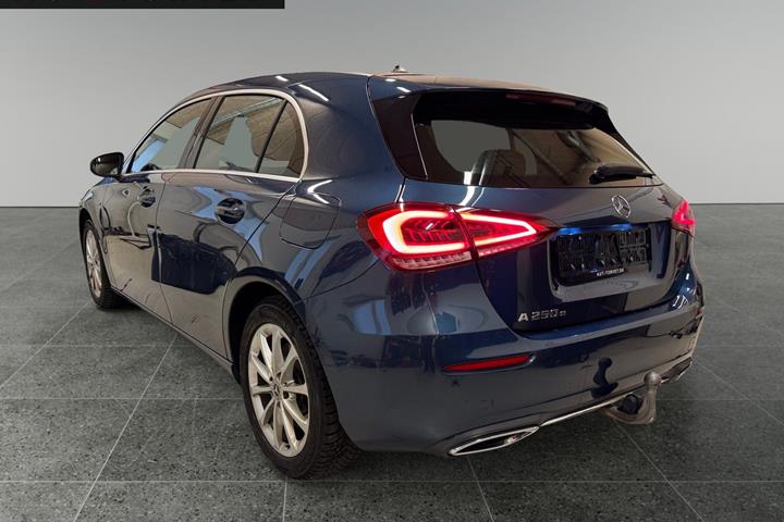 Blå Mercedes A250 e fra 2020