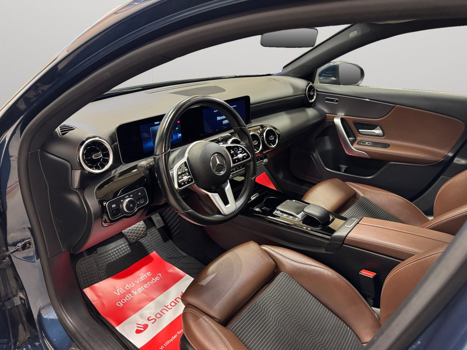 Blå Mercedes A250 e fra 2020