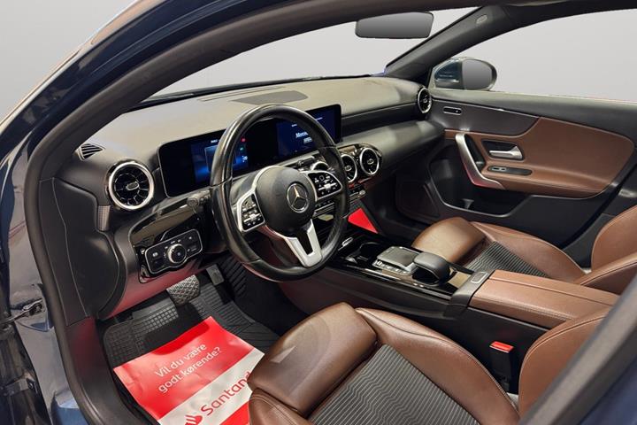 Blå Mercedes A250 e fra 2020